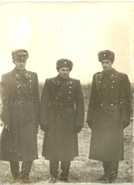 Слева направо: лейтенанты Кузьмин В.С., Жирнов Е.М., Подкорытов В.И. Учебный центр под Хабаровском, 1970 г.