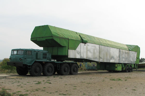Спецавтомобиль для транспортировки контейнера с ракетой к ШПУ