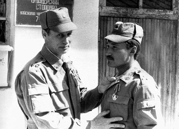 Командир 15 орб СпН поздравляет Германа Похвощева с наградой